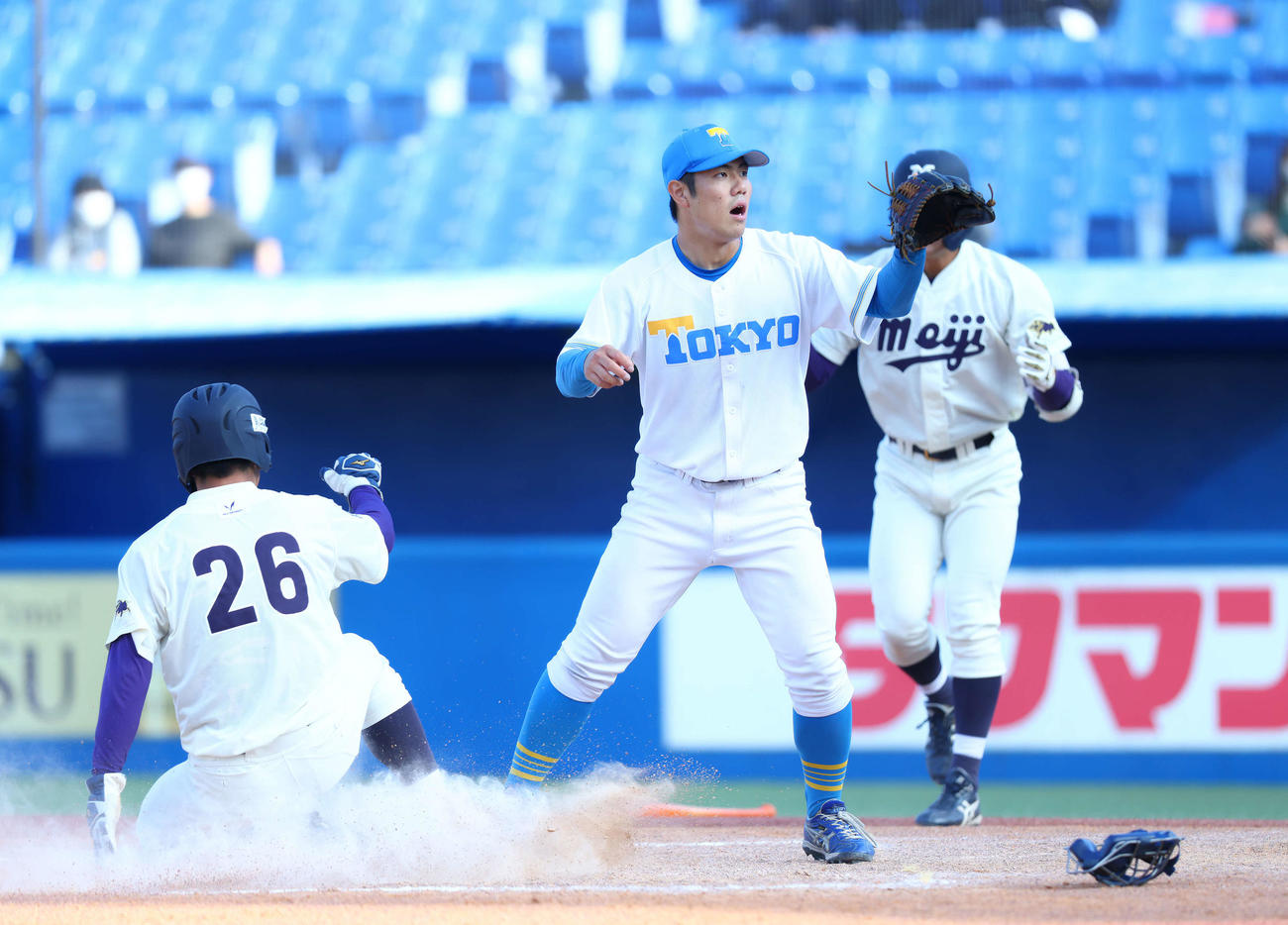 東大対明大　4回裏明大2死二、三塁、暴投で同点を許す東大・鈴木太（撮影・河田真司）