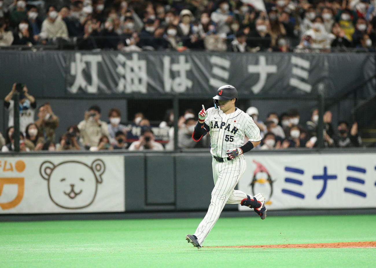 日本対オーストラリア　5回裏日本2死一塁、右越え2点本塁打を放ちポーズをとりながら三塁を回る村上（撮影・佐藤翔太）