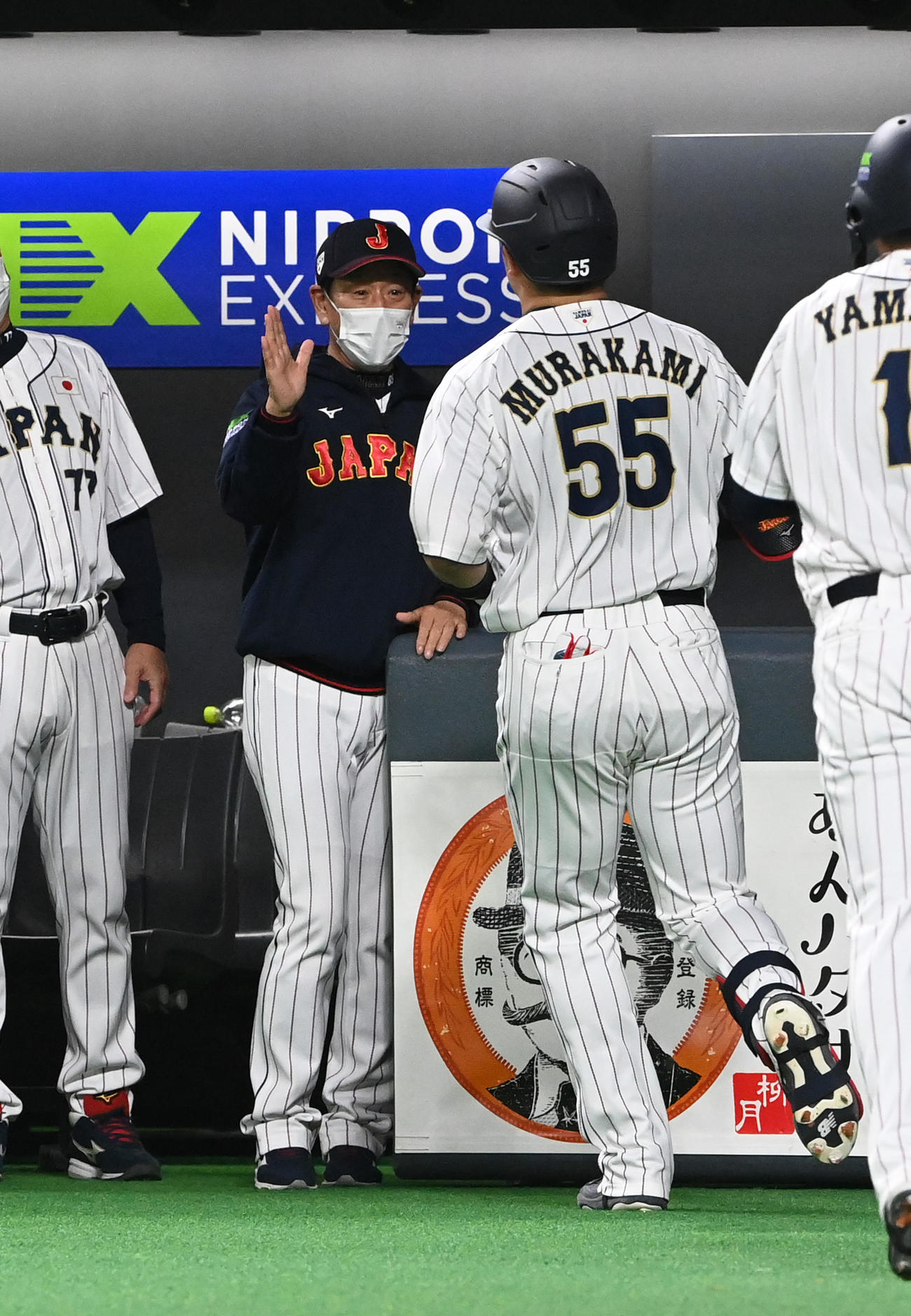 日本対オーストラリア　5回裏日本2死一塁、右越え2点本塁打を放った村上（右）を笑顔で迎える栗山監督（撮影・前岡正明）