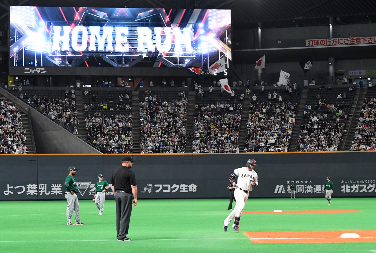 日本対オーストラリア　5回裏日本2死一塁、村上は右越え2点本塁打を放つ（撮影・前岡正明）