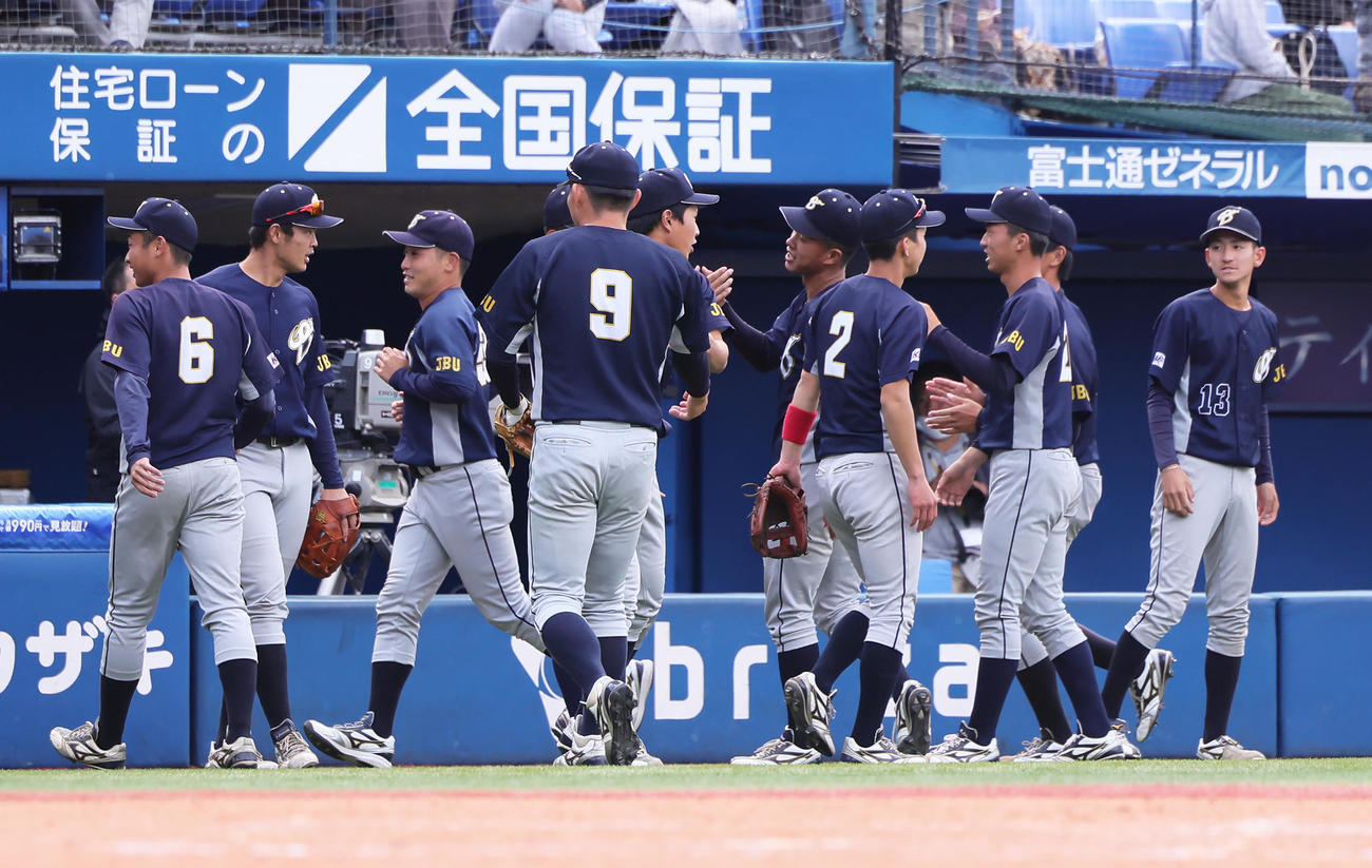 中央学院大対上武大　決勝進出を決め喜ぶ上武大（撮影・足立雅史）