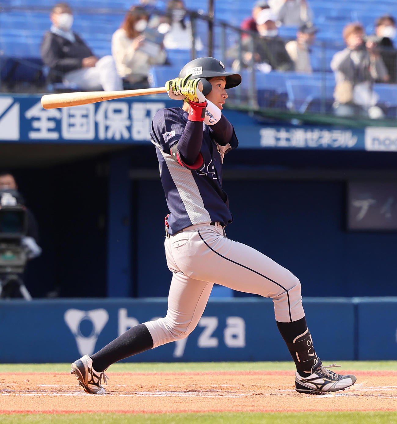 中央学院大対上武大　1回裏上武大1死一塁、島村は右越え適時二塁打を放つ（撮影・足立雅史）