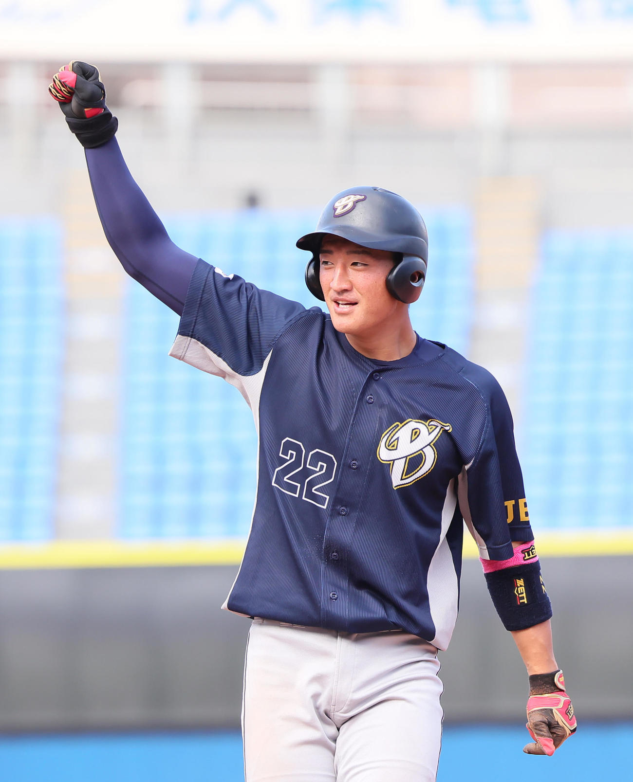 中央学院大対上武大　3回裏上武大2死二塁、小山は中前適時打を放ちガッツポーズする（撮影・足立雅史）