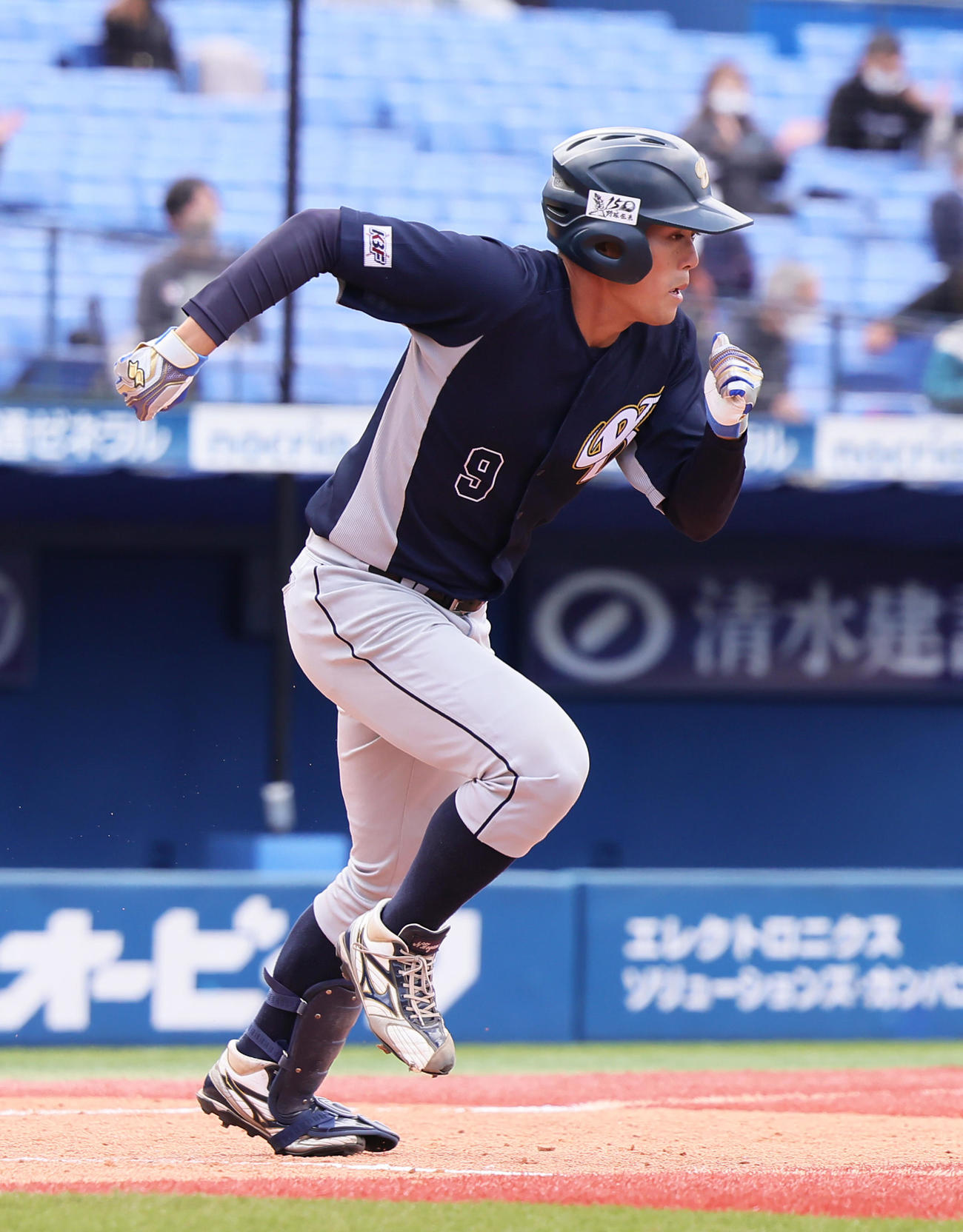 中央学院大対上武大　5回裏上武大1死三塁、門叶は左前適時打を放つ（撮影・足立雅史）
