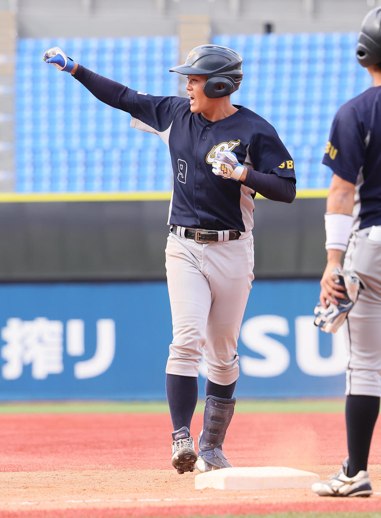 中央学院大対上武大　6回裏上武大2死一、三塁、門叶は左前適時打を放ちガッツポーズ（撮影・足立雅史）