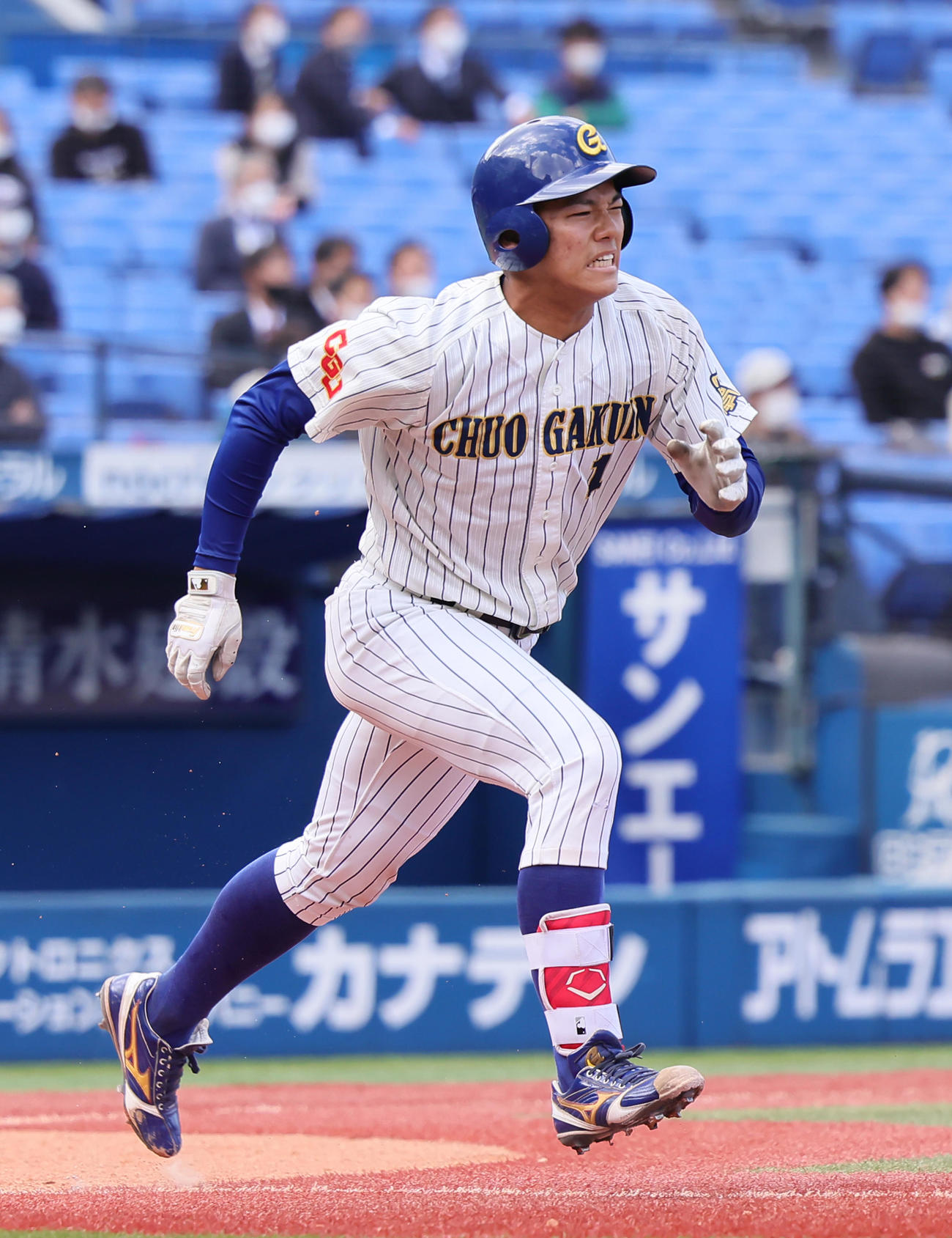 中央学院大対上武大　4回表中央学院大1死二塁、橋本は右前打を放つも足を痛める（撮影・足立雅史）