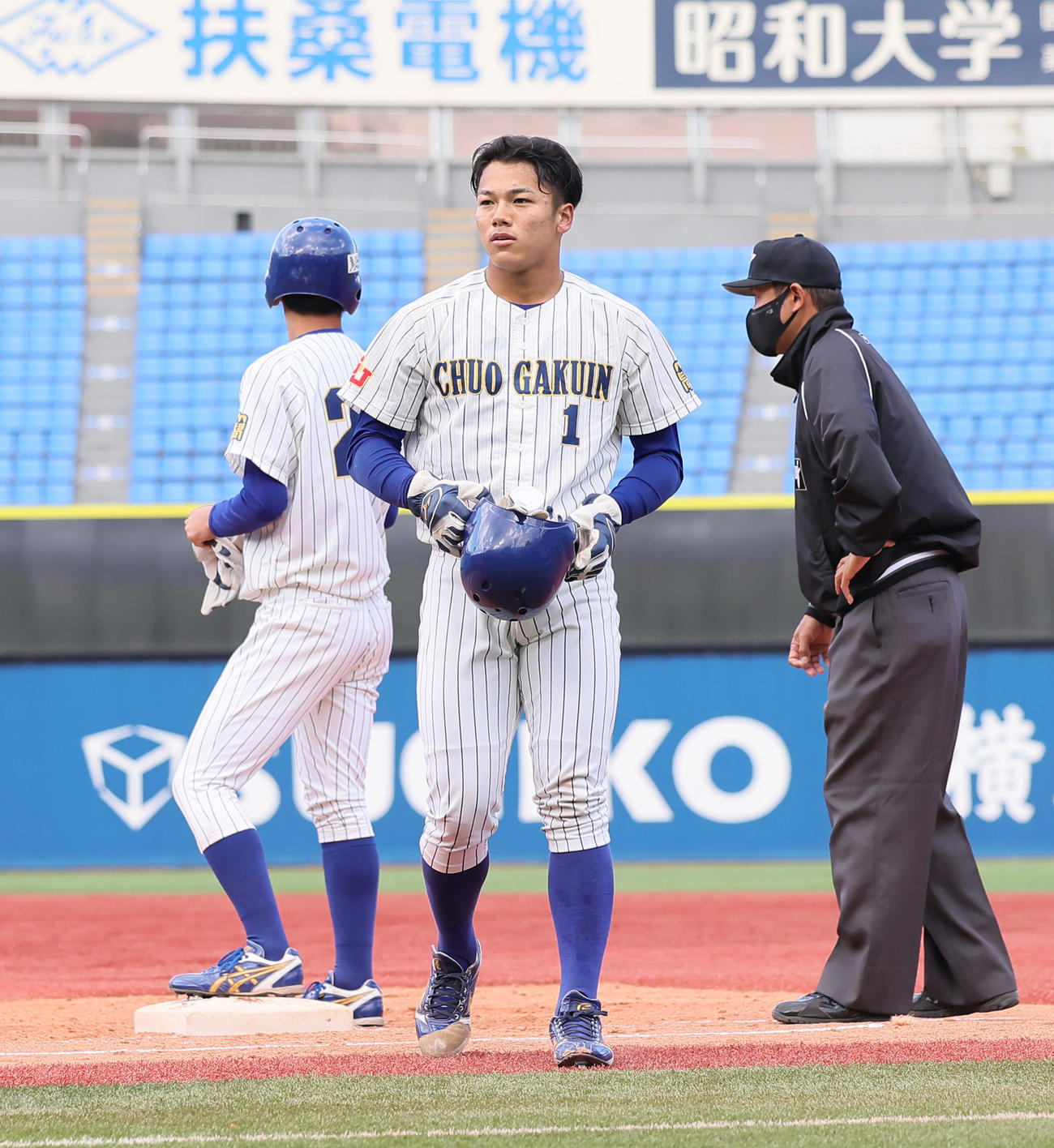 中央学院大対上武大　4回表中央学院大1死二塁、橋本は右前打を放つも足を痛め途中交代する（撮影・足立雅史）