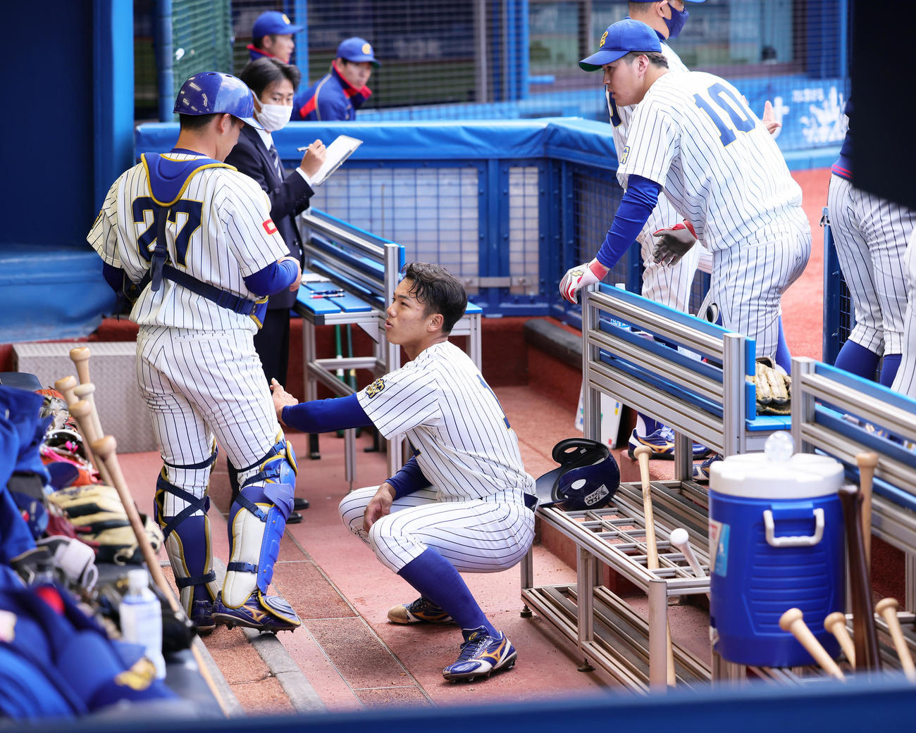 中央学院大対上武大　4回、中央学院大・橋本（中央）は負傷交代しベンチで捕手具志頭（左）に声をかける（撮影・足立雅史）