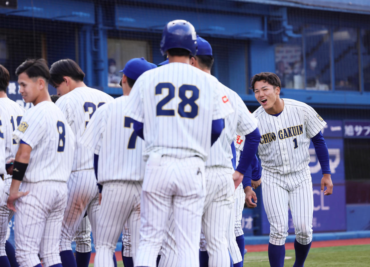 中央学院大対上武大　負傷交代した中央学院大・橋本（右端）はイニング間のナインに声をかける（撮影・足立雅史）