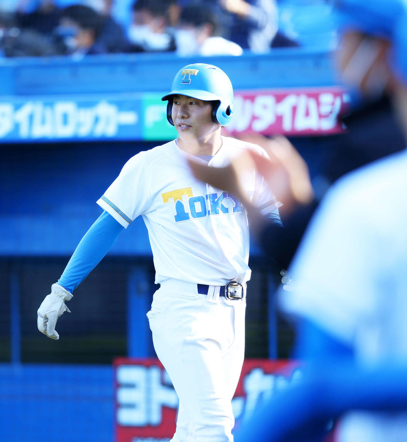 東大対明大　東大対明大　4回表東大2死一、二塁、西前の左前適時打で生還する東大・松原（撮影・河田真司）
