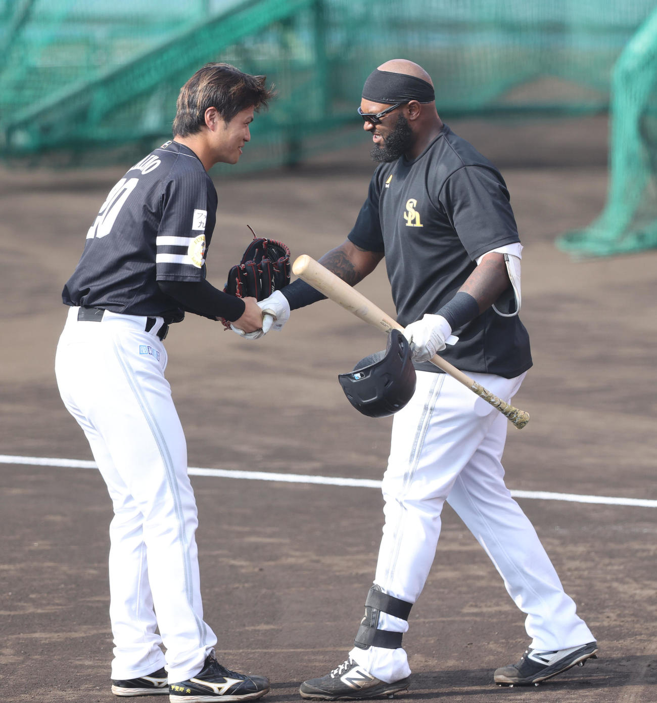 シート打撃で投げた甲斐野央（左）と打席に立ったコートニー・ホーキンスは握手をかわす（撮影・梅根麻紀）