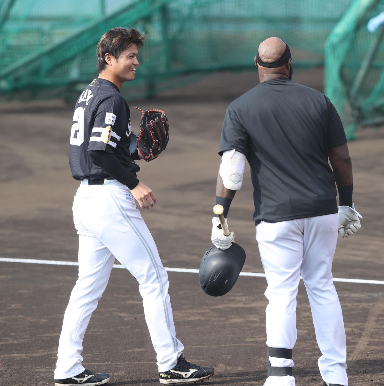 シート打撃で投げた甲斐野央（左）と打席に立ったコートニー・ホーキンスは笑顔（撮影・梅根麻紀）