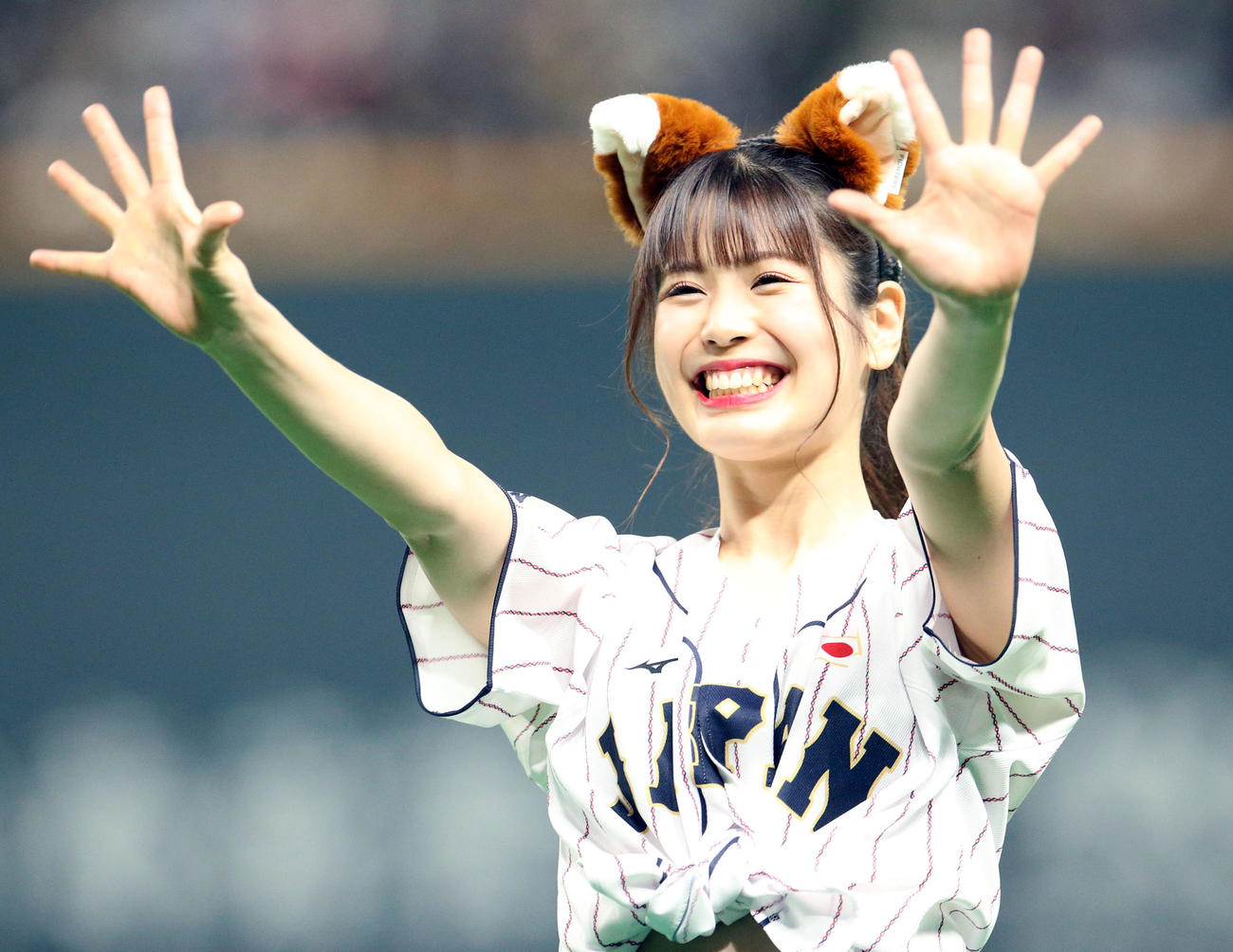 侍ジャパン仕様のコスチュームで「きつねダンス」を踊るファイターズガールの滝谷美夢さん（撮影・佐藤翔太）