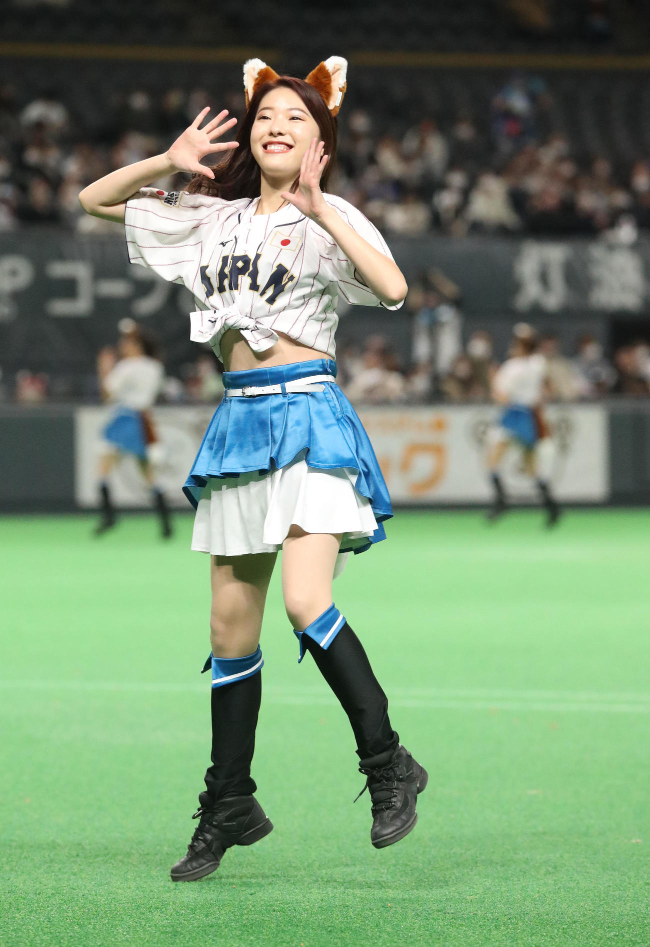 日本対オーストラリア　侍ジャパン仕様のコスチュームで「きつねダンス」を踊るファイターズガール（撮影・佐藤翔太）