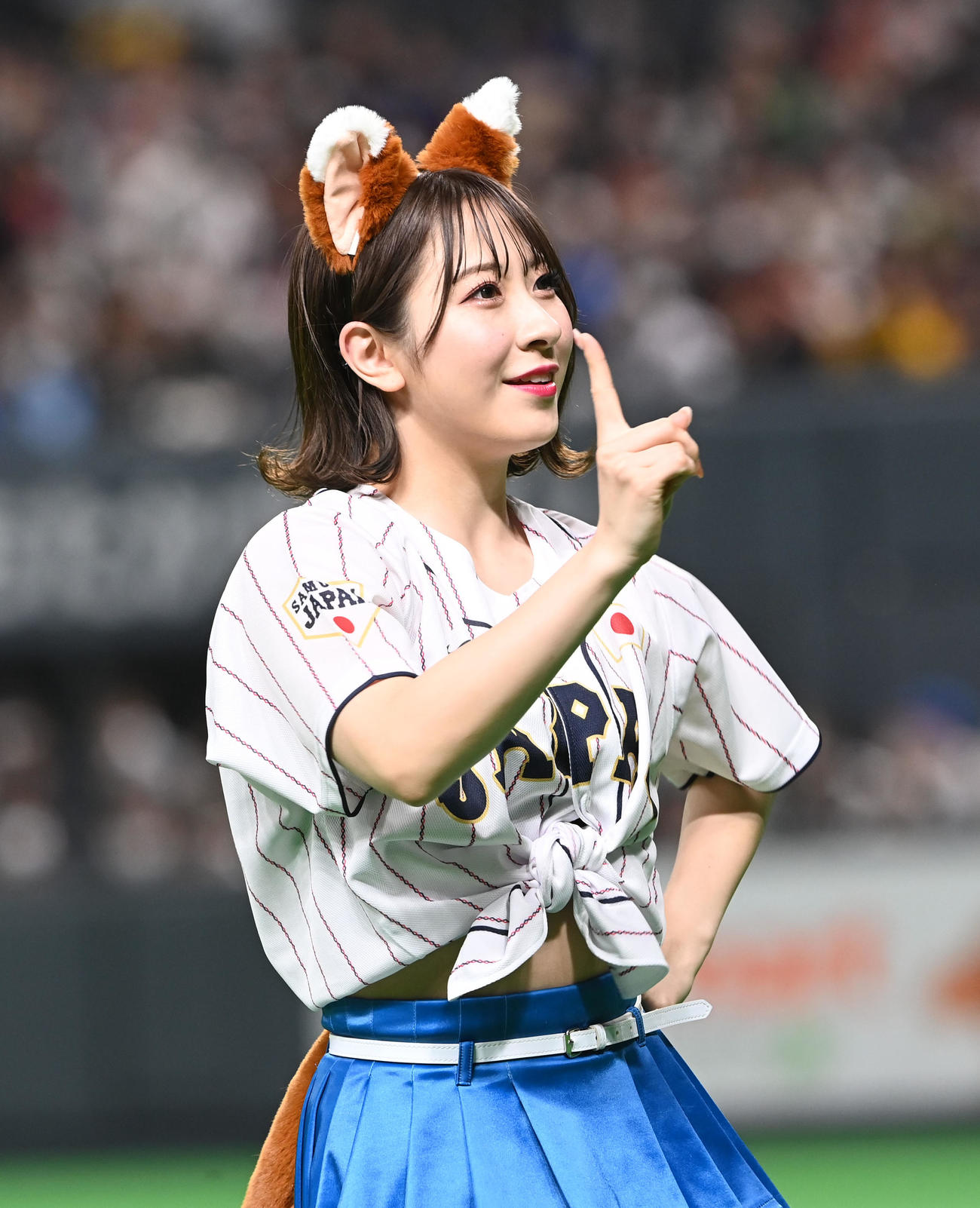 日本対オーストラリア　侍JAPANのユニホームで「きつねダンス」を踊るファイターズガールズ（撮影・前岡正明）