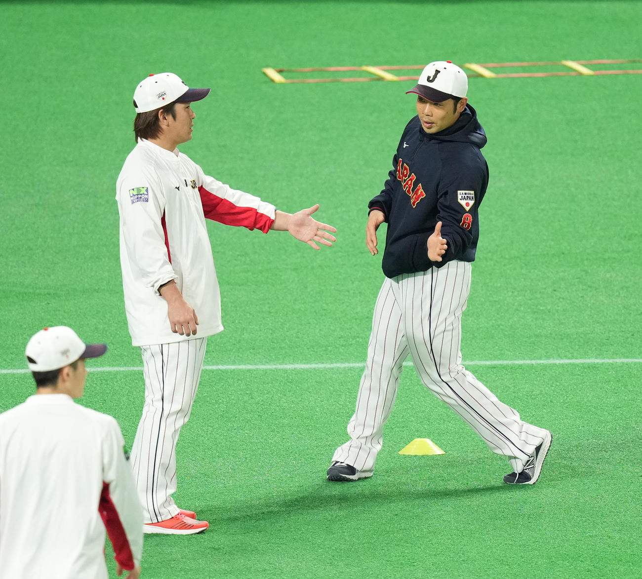 日本対オーストラリア　試合前、話し込む近藤（右）と甲斐（撮影・菅敏）