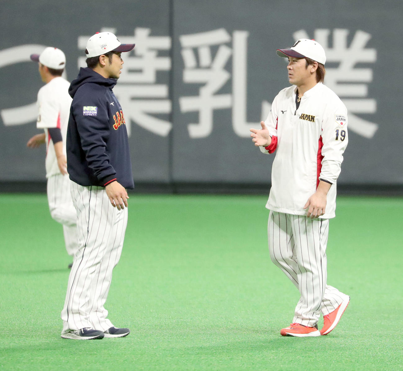 日本対オーストラリア　試合前、会話をする近藤（左）と甲斐（撮影・佐藤翔太）
