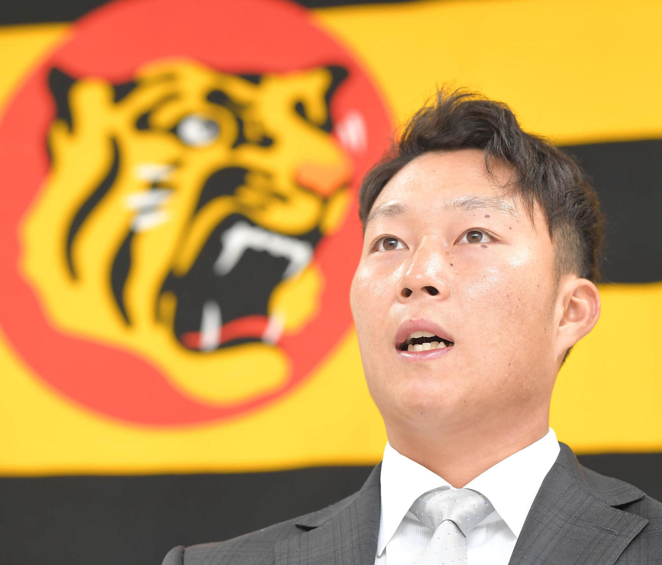 更改を終え、会見する阪神藤田（代表撮影）