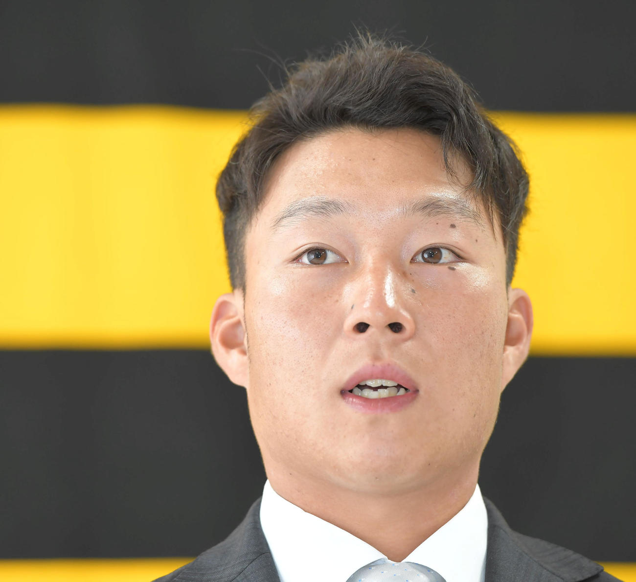 更改を終え、会見する阪神藤田（代表撮影）
