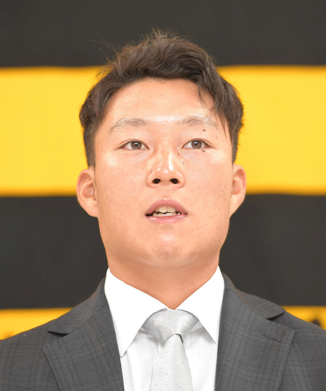 更改を終え、会見する阪神藤田（代表撮影）