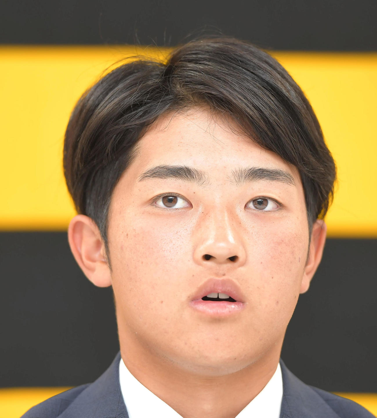 更改を終え、会見する阪神中川（代表撮影）