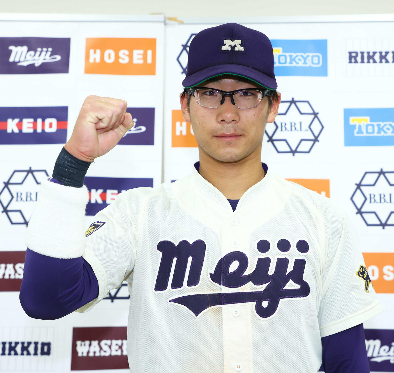 東大対明大　試合を終え、写真に納まる明大・瀬（撮影・河田真司）