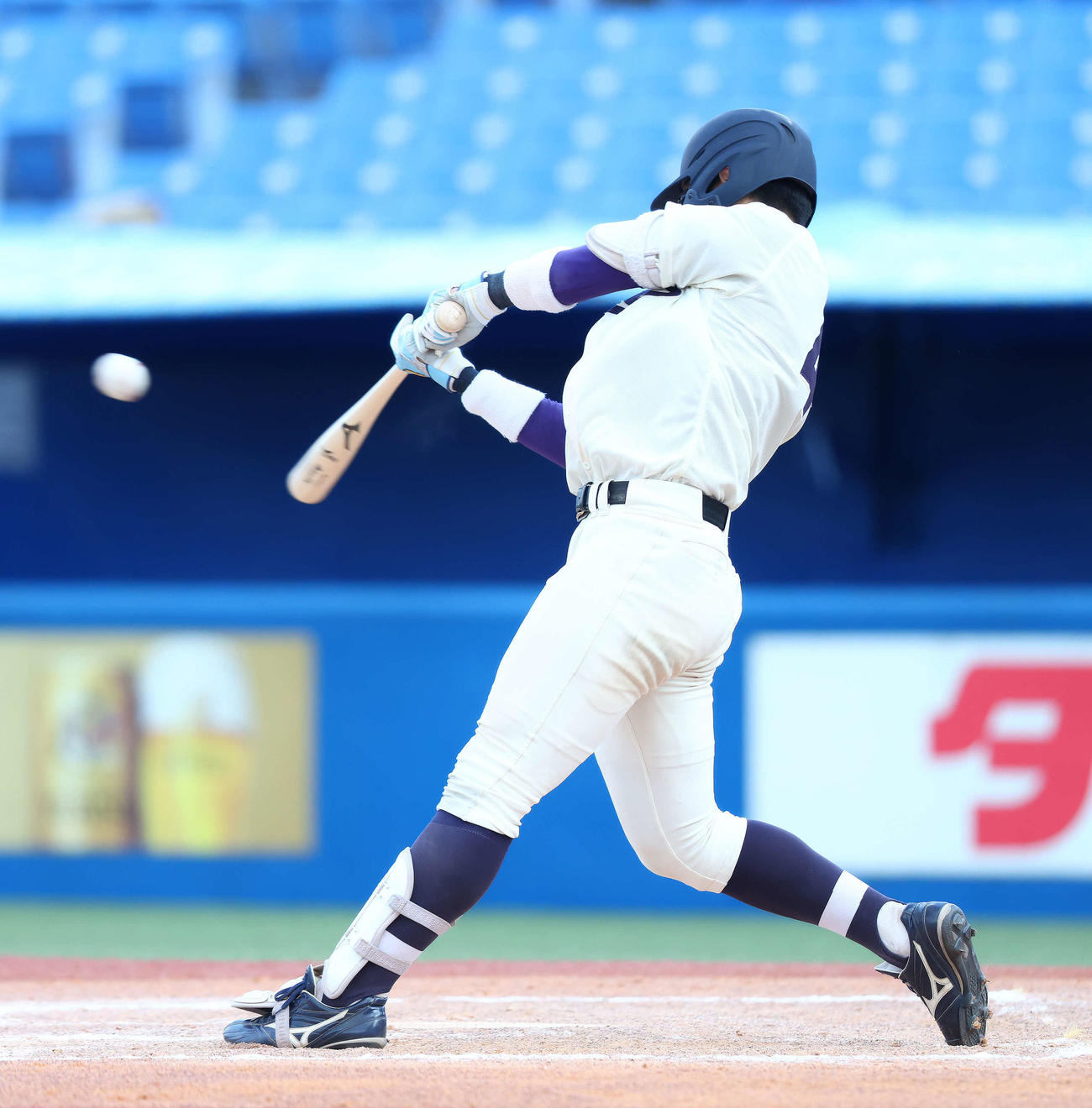 東大対明大　7回裏明大1死、中越え二塁打を放つ明大・瀬（撮影・河田真司）