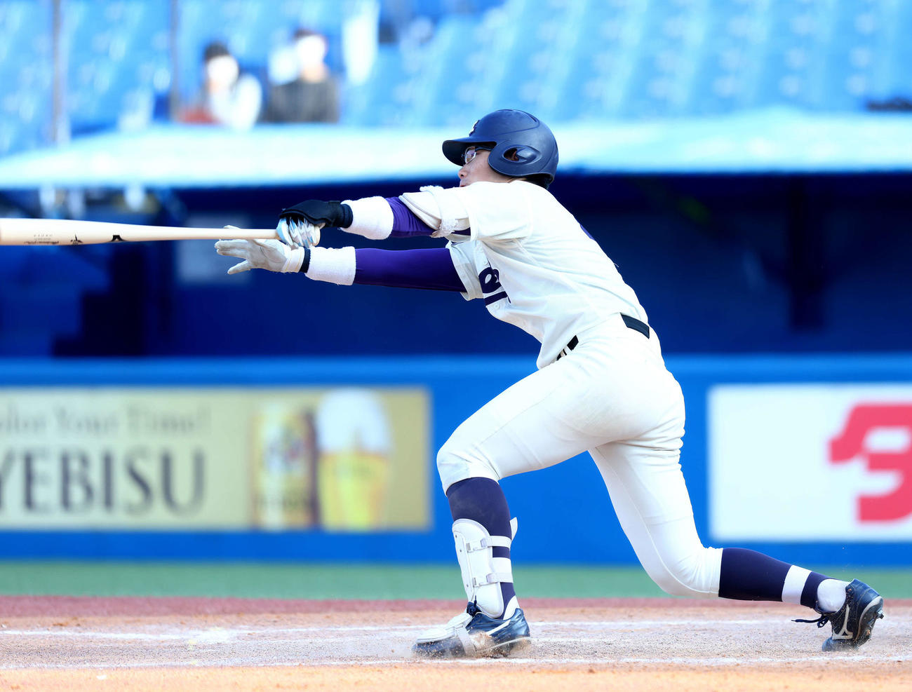 東大対明大　4回裏明大2死一塁、左前打を放つ明大・瀬（撮影・河田真司）