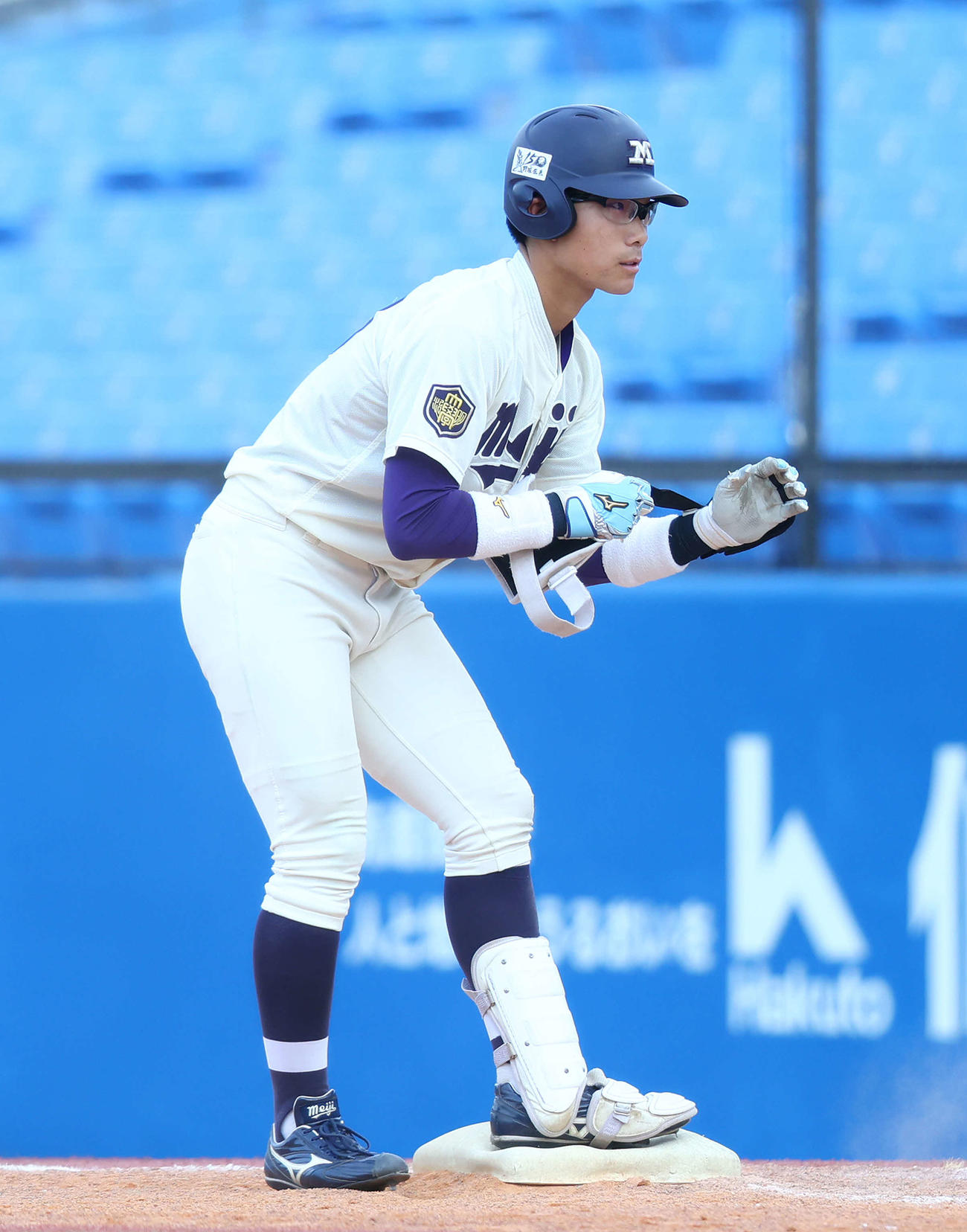 東大対明大　5回裏明大1死一、二塁、中前打で出塁する明大・瀬（撮影・河田真司）