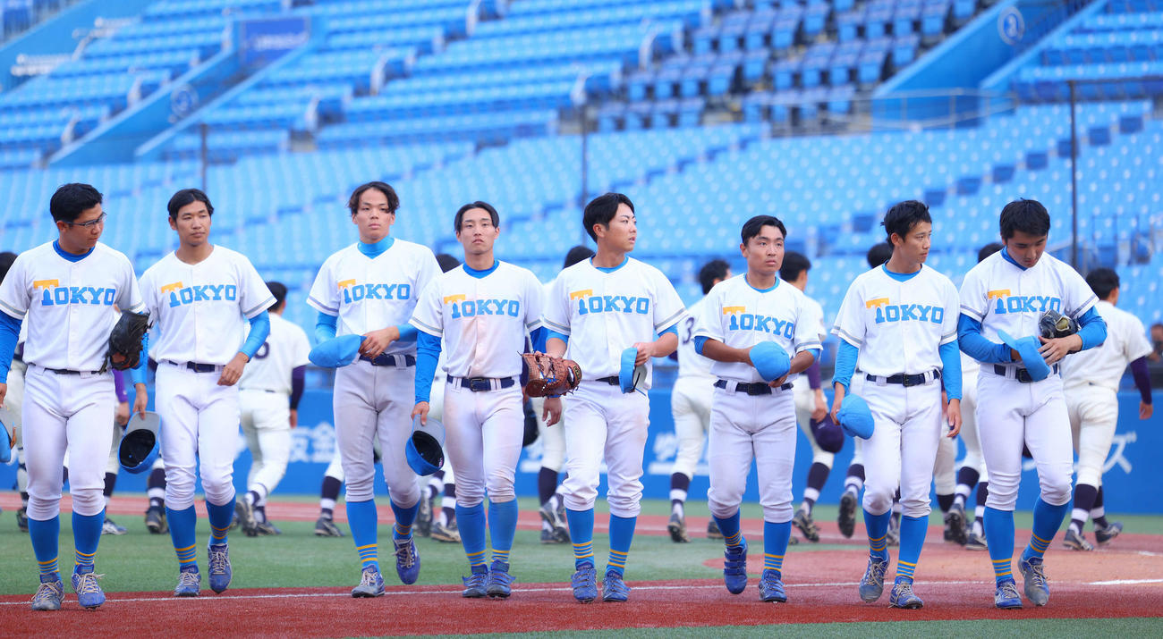 東大対明大　明大に敗れ引き揚げる東大の選手たち（撮影・河田真司）