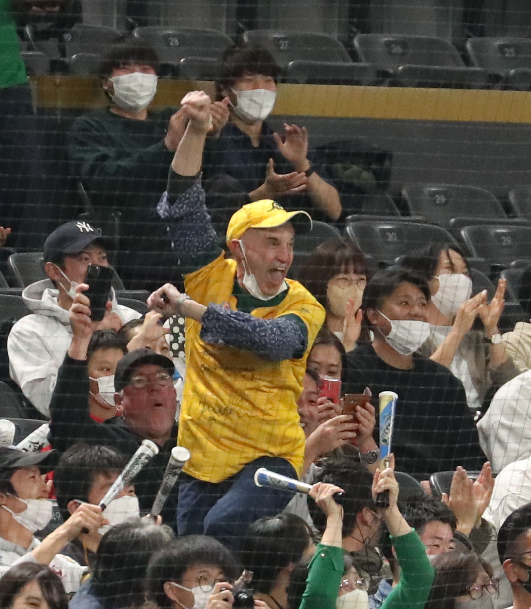 日本対オーストラリア　「きつねダンス」を踊るオーストラリアのファン（撮影・佐藤翔太）