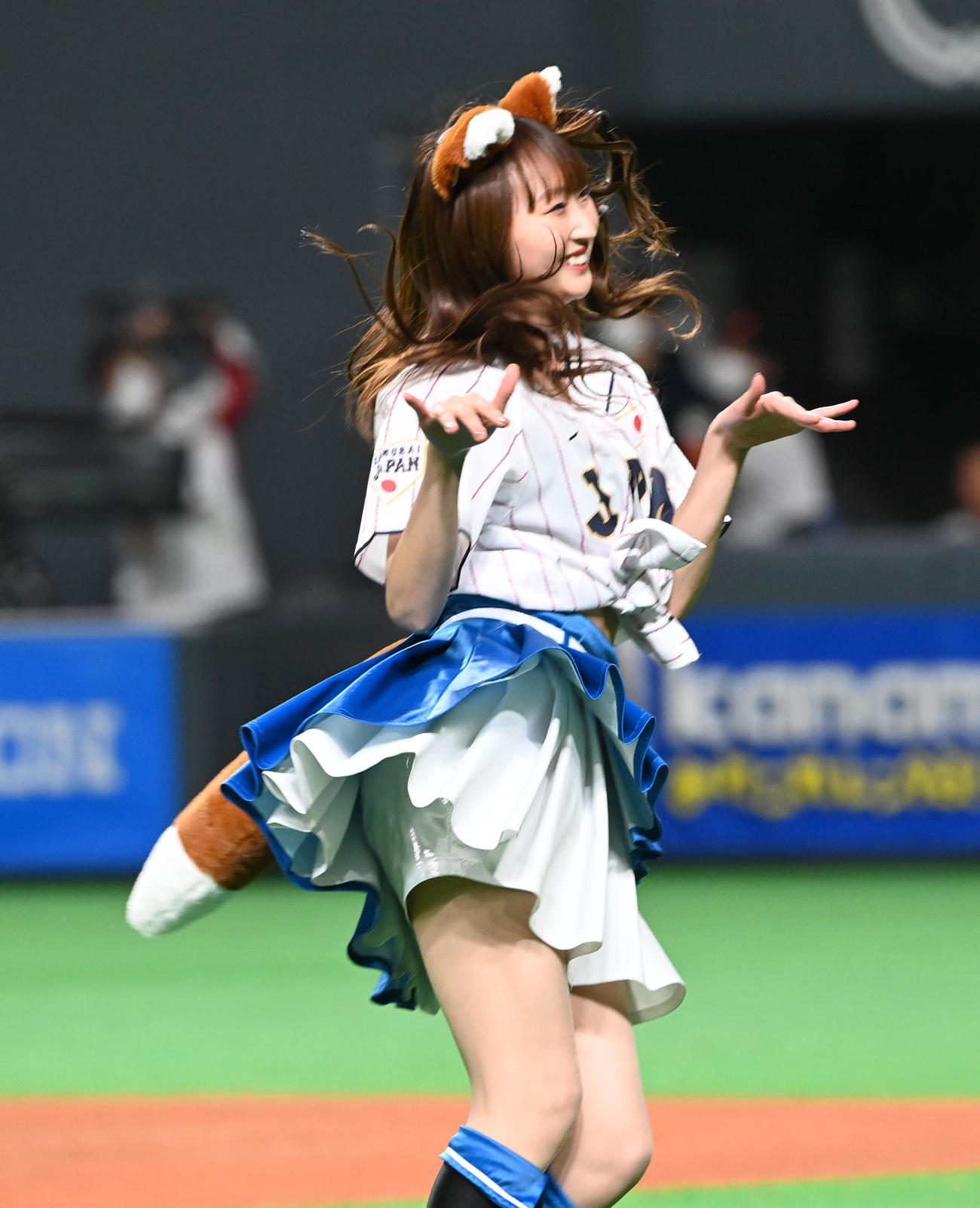 日本対オーストラリア　侍JAPANのユニホームで「きつねダンス」を踊るファイターズガールズ（撮影・前岡正明）