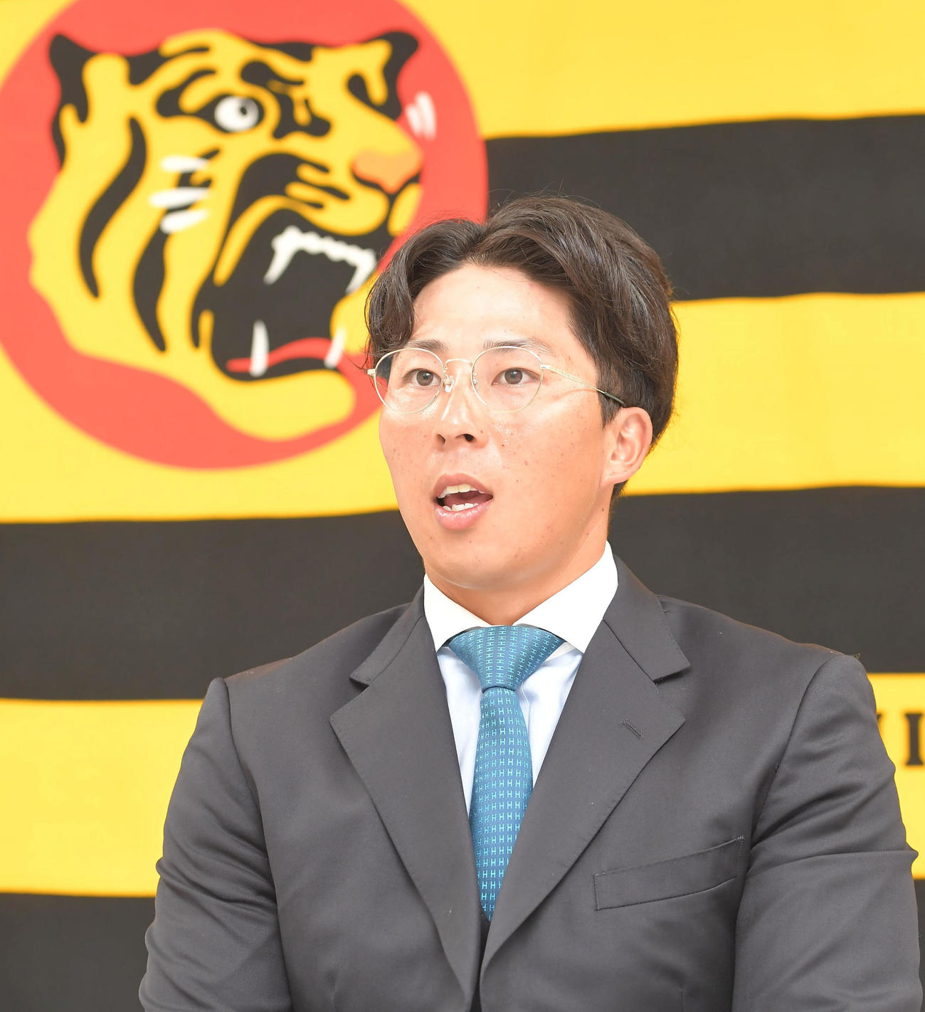 更改を終え、会見する阪神片山（代表撮影）