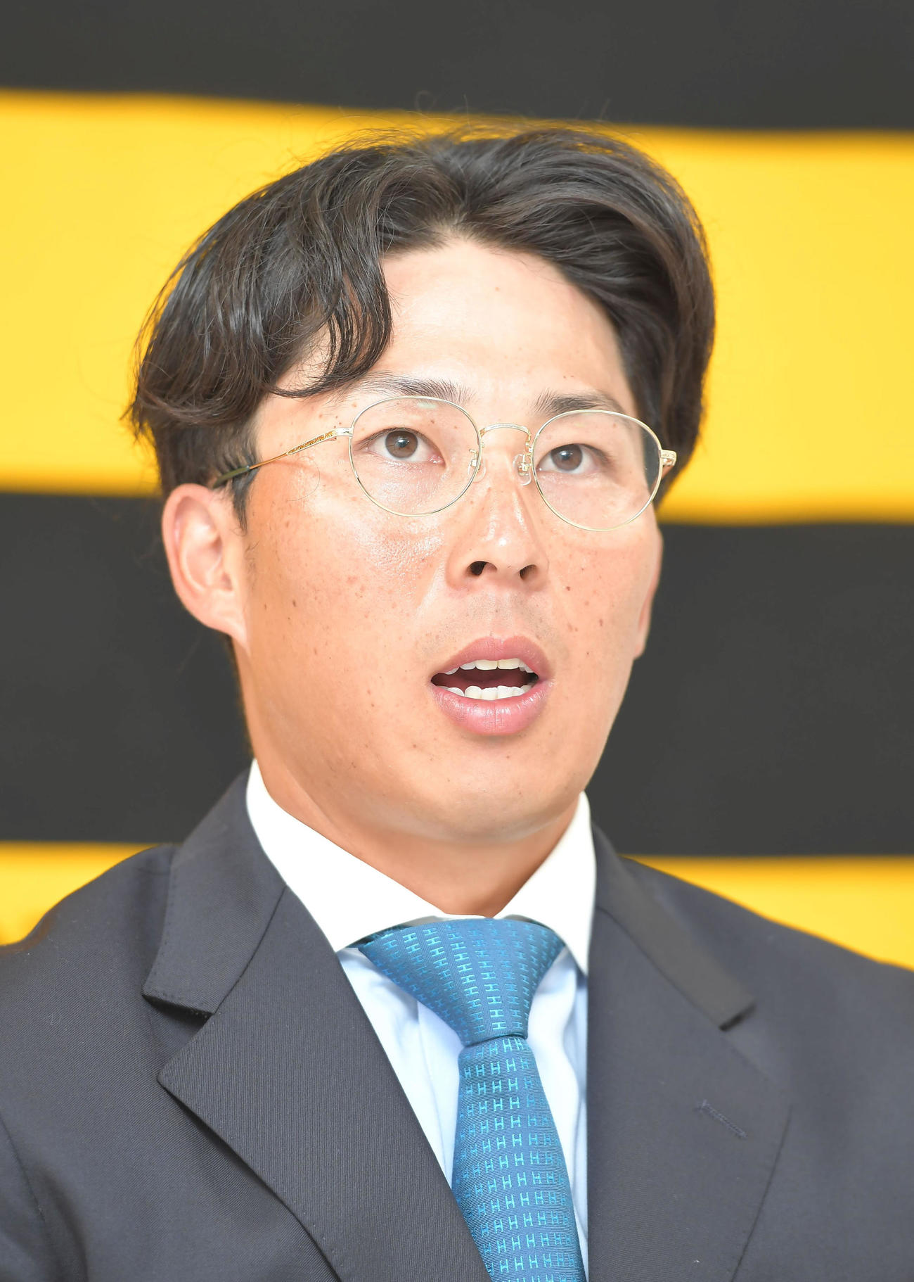 更改を終え、会見する阪神片山（代表撮影）