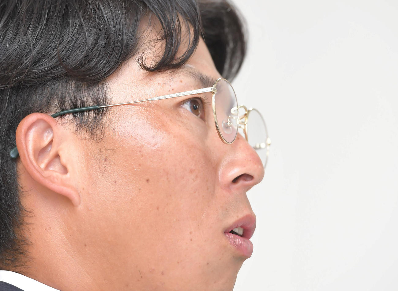 更改を終え、会見する阪神片山（代表撮影）