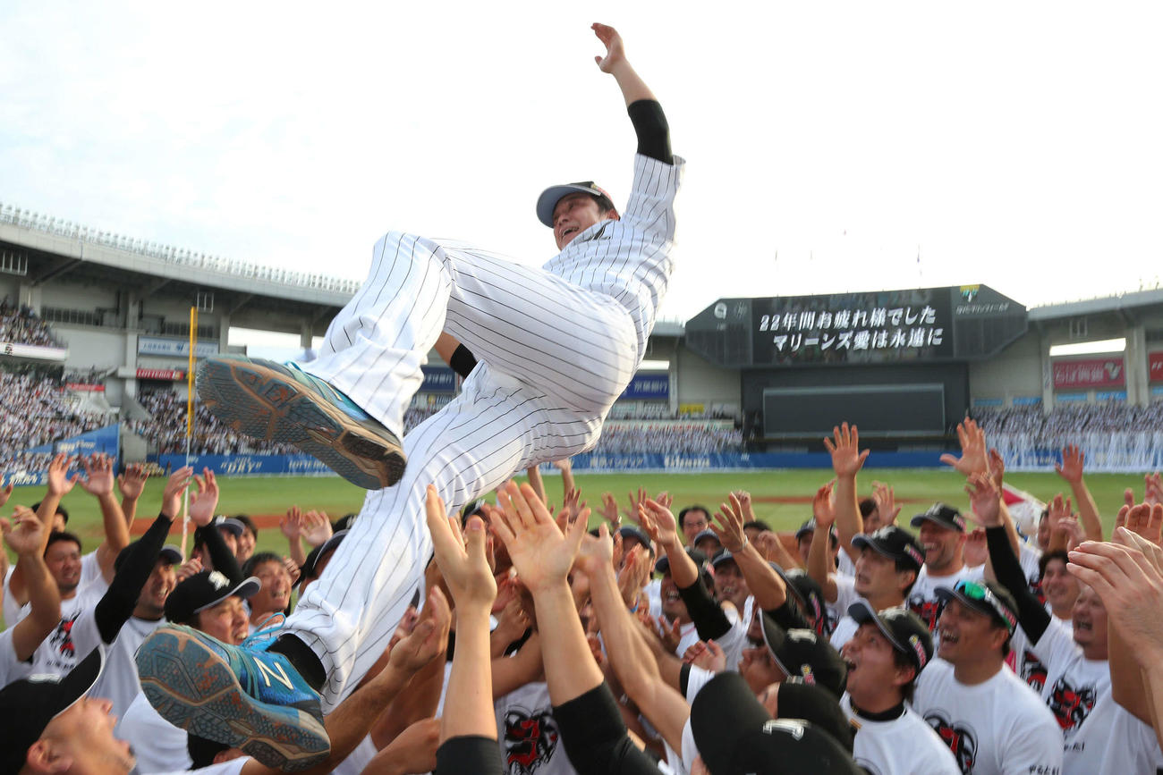 ロッテ対オリックス　引退試合でチームメートから胴上げされるサブロー（16年9月25日撮影）