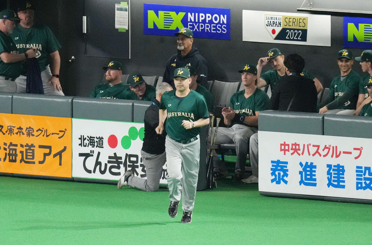 日本対オーストラリア　試合前のセレモニーでコールされ、フィールドに登場するオーストラリア中村コーチ（中央）（撮影・菅敏）
