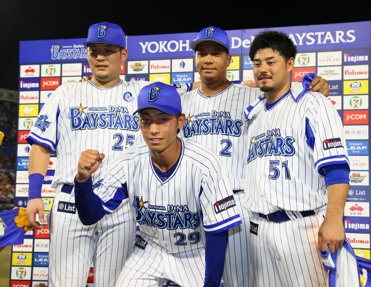 2017年8月、DeNA時代にプロ初勝利を挙げ笑顔を見せる尾仲祐哉（手前）。後方左から筒香嘉智、ホセ・ロペス、宮崎敏郎