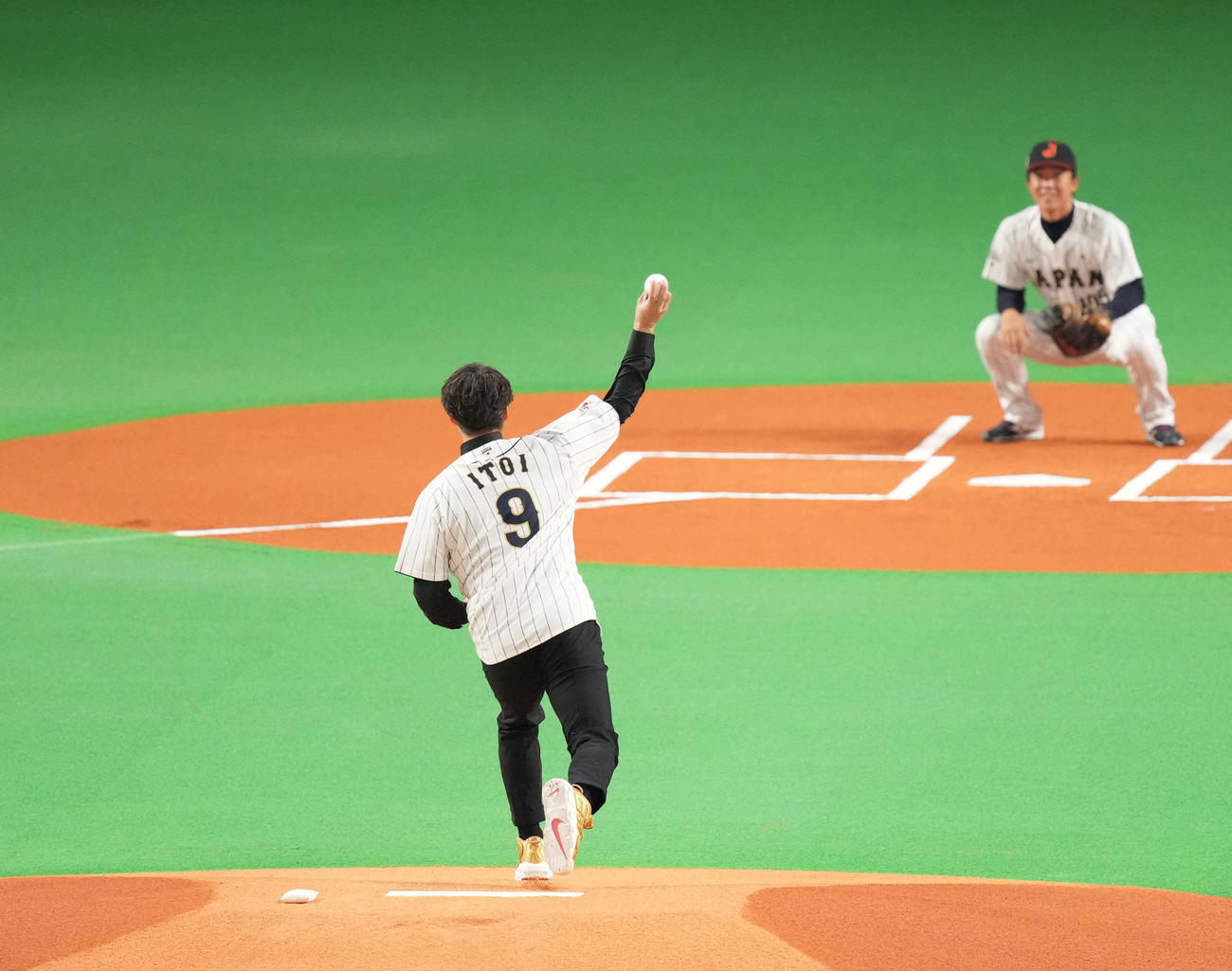 日本対オーストラリア　始球式を務める糸井氏（撮影・菅敏）