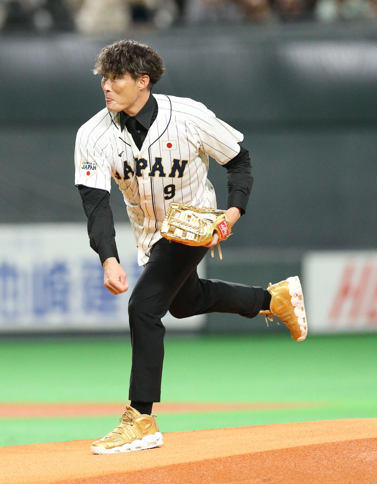 日本対オーストラリア　試合前、始球式を務める糸井氏（撮影・佐藤翔太）