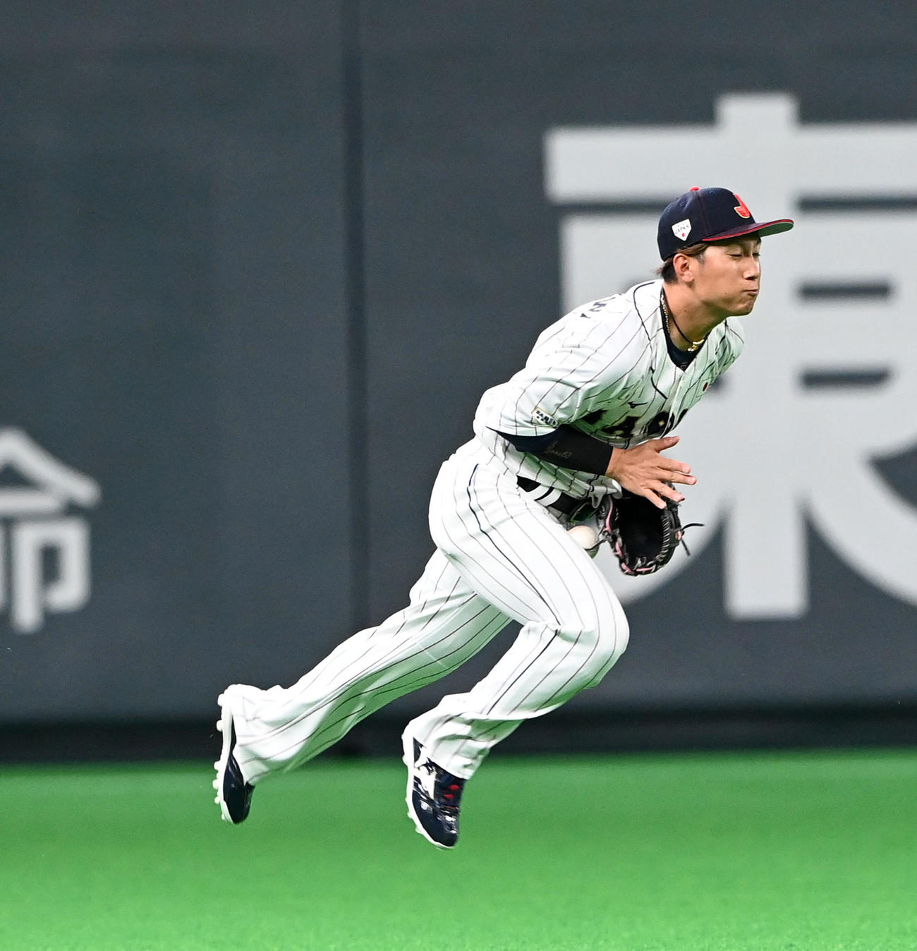 日本対オーストラリア　1回表オーストラリア1死、ホワイトフィールドの左前打を処理した西川にボールが直撃（撮影・前岡正明）