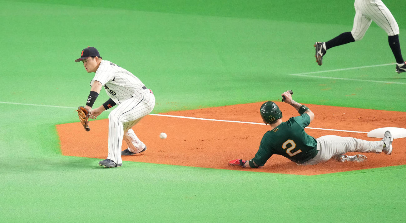 日本対オーストラリア　1回表オーストラリア1死一塁、グレンディニングの右前打で佐藤輝明からの送球をそらす村上（撮影・菅敏）