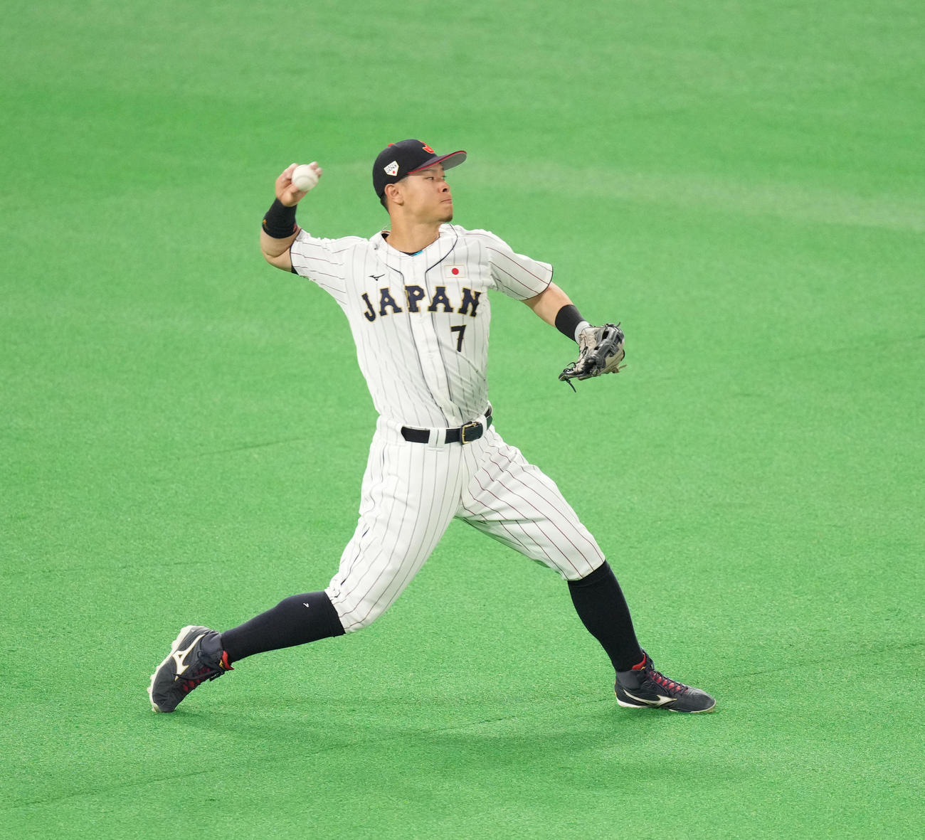 日本対オーストラリア　1回表オーストラリア1死一塁、グレンディニングの打球を処理し、三塁に送球する佐藤輝（撮影・菅敏）