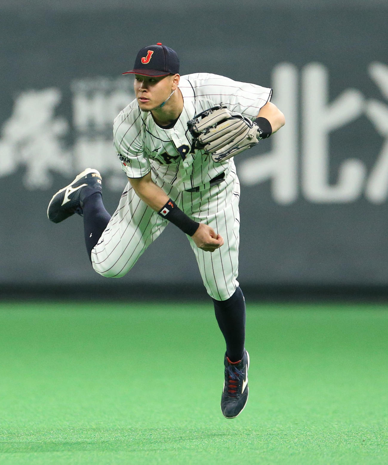 日本対オーストラリア　1回表オーストラリア1死一塁、グレンディニングの右前打を三塁に悪送球する佐藤輝（撮影・佐藤翔太）