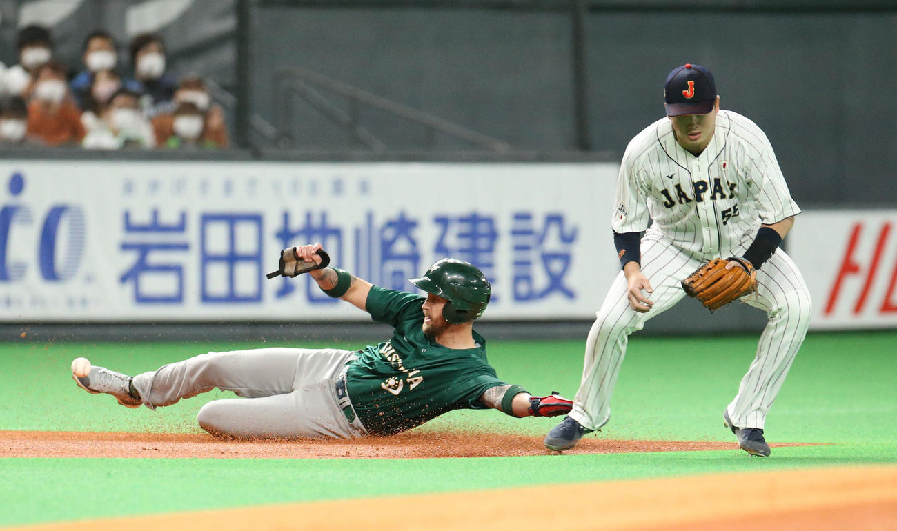 日本対オーストラリア　1回表オーストラリア1死一塁、佐藤輝の悪送球をとれない村上（撮影・佐藤翔太）