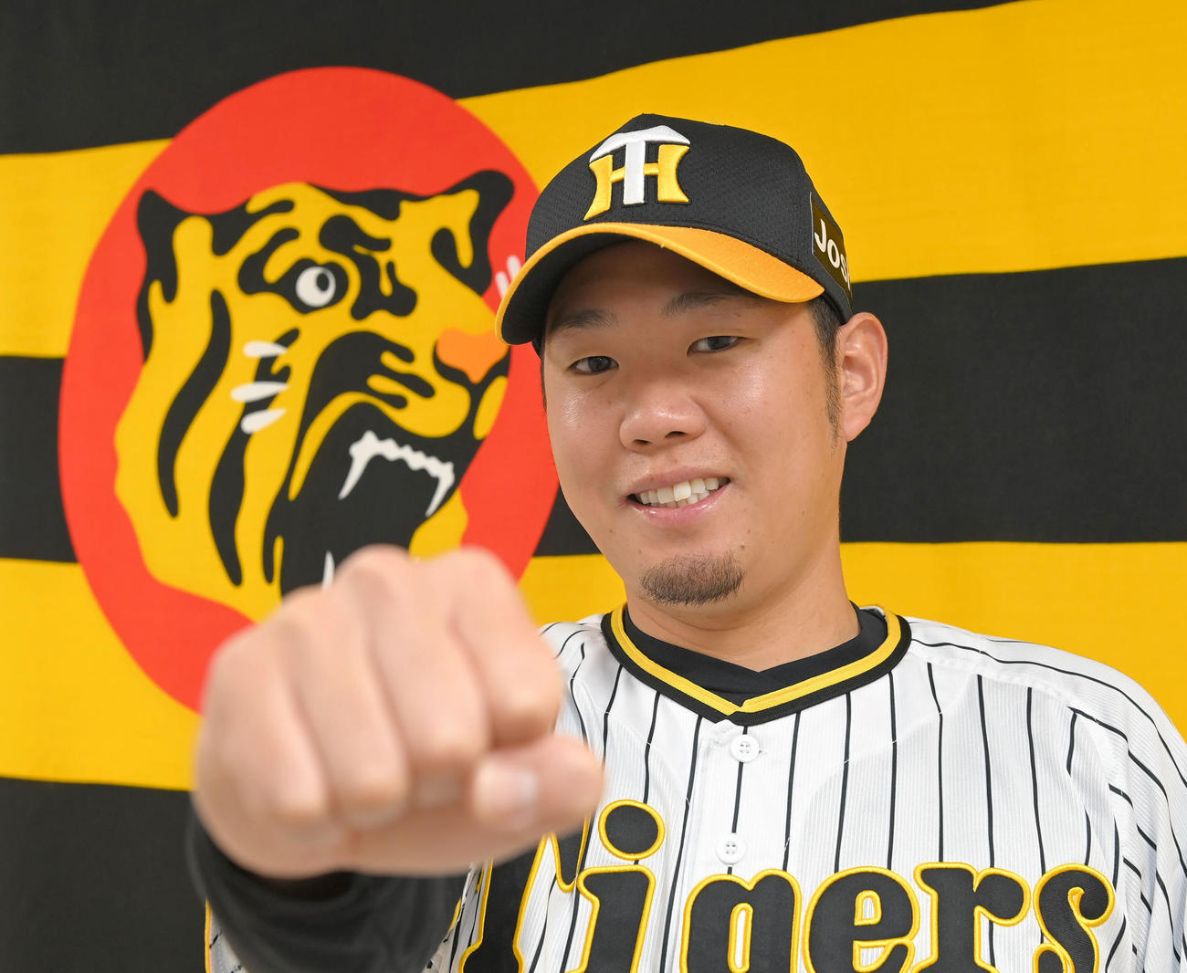 阪神残留を決め、来季の気合を見せる阪神西勇（代表撮影）