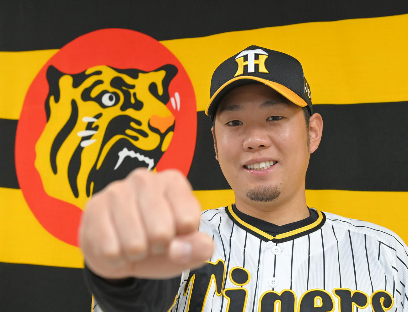 阪神残留を決め、来季の気合を見せる阪神西勇（代表撮影）