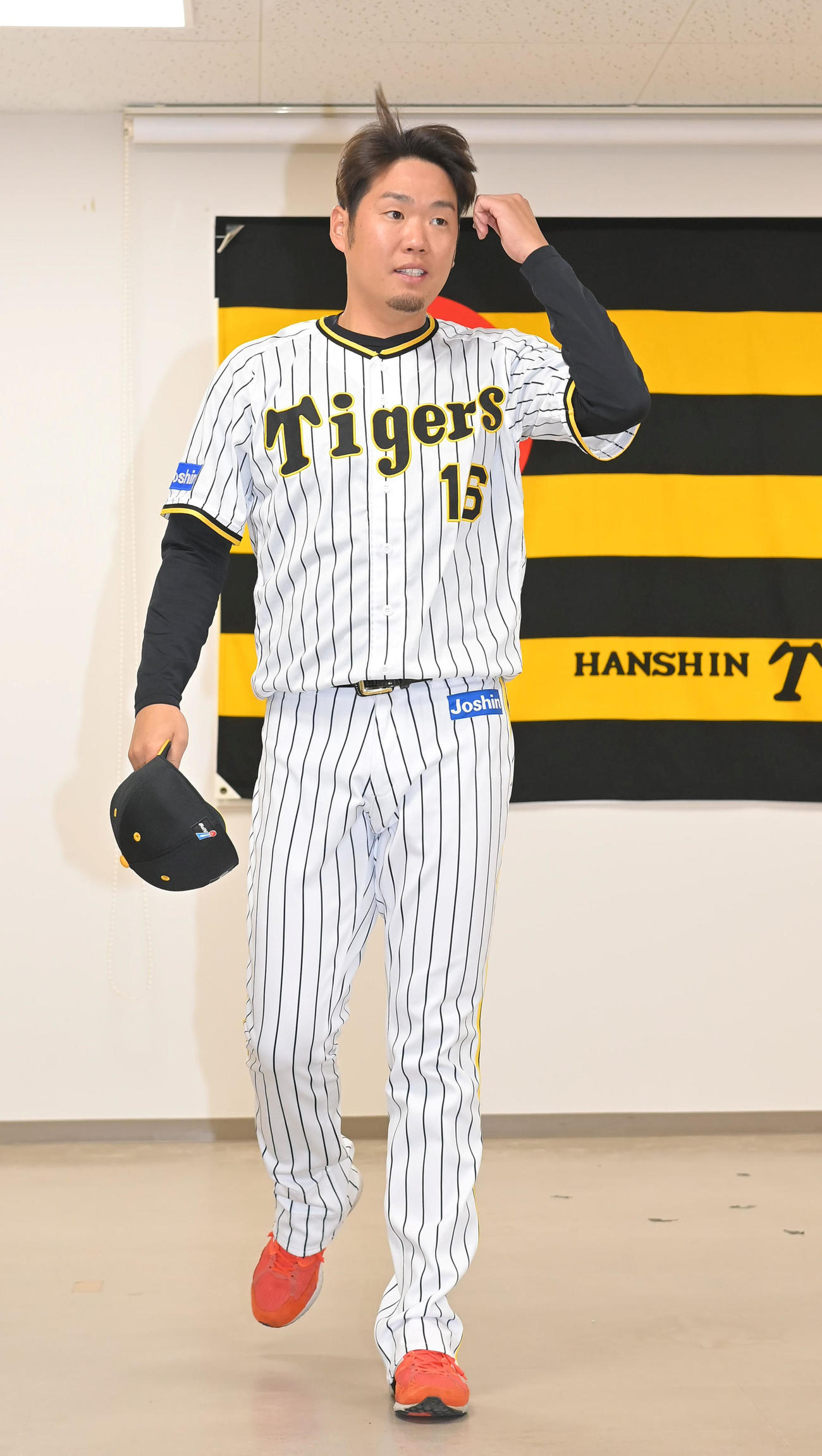 会見を終え、晴れやかな表情で引き揚げる阪神西勇（代表撮影）