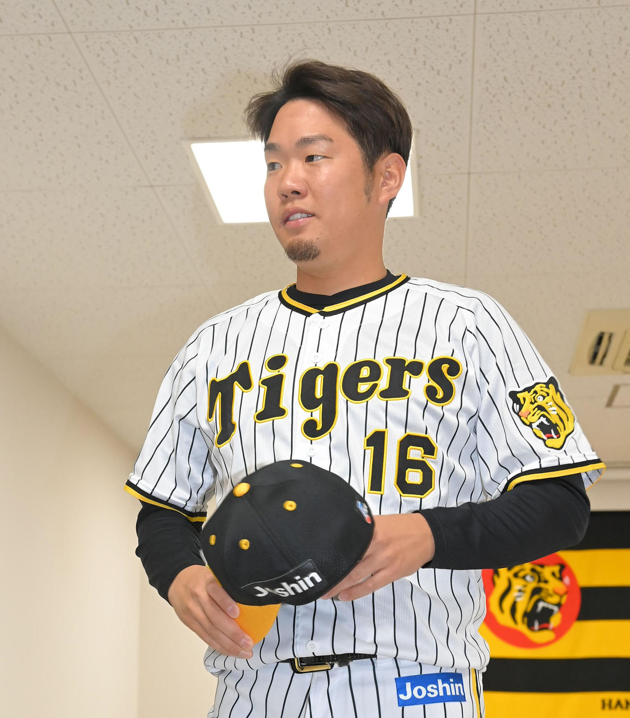 会見を終え、晴れやかな表情で引き揚げる阪神西勇（代表撮影）