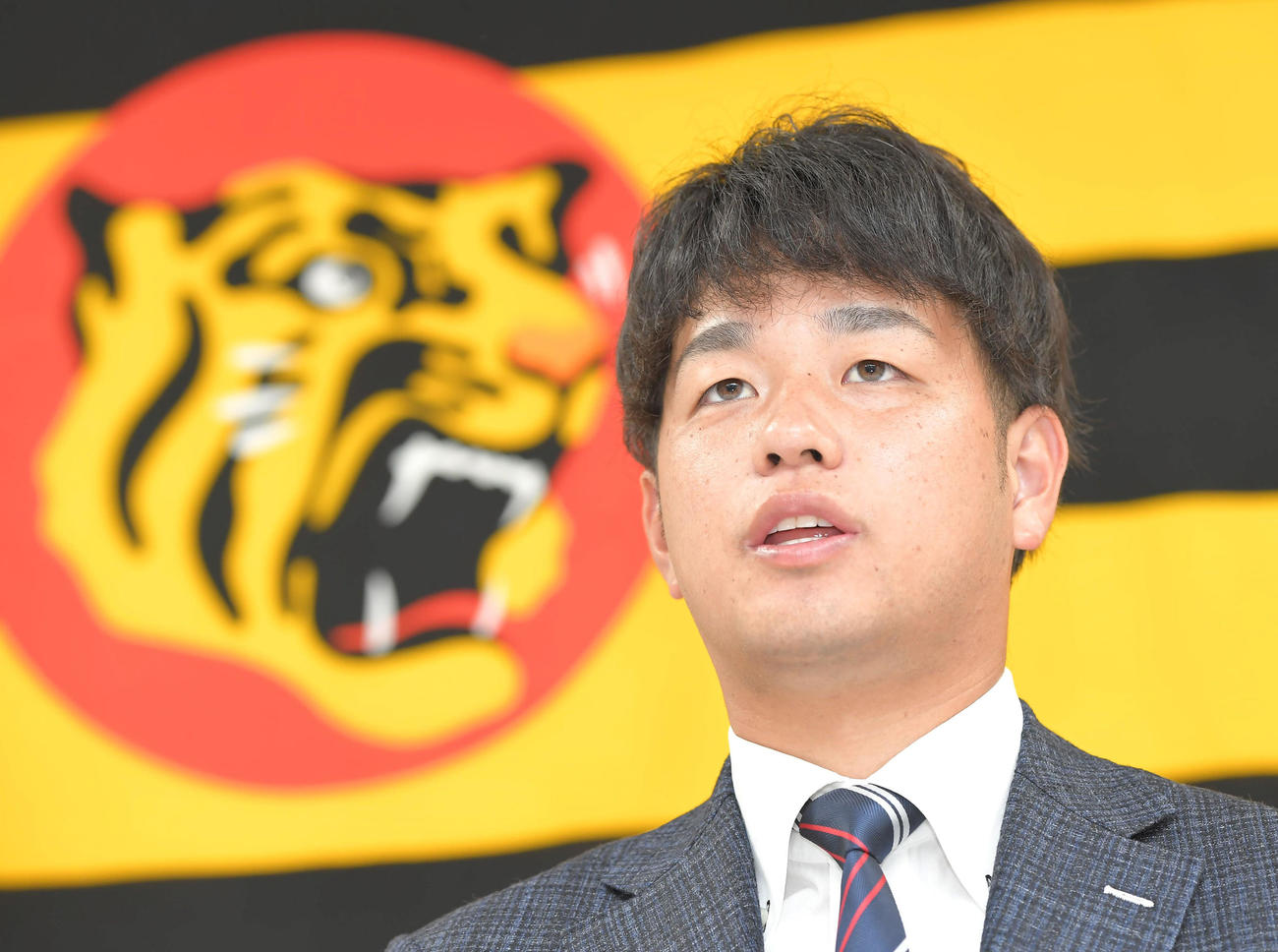 更改を終え、会見する阪神高橋（代表撮影）